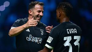 Selebrasi mantan pemain Juventus yang mewakili Tim Hitam, Alessandro Del Piero bersama rekannya, Patrice Evra setelah mencetak gol ke gawang Tim Putih dalam laga persabatan mini soccer 7 lawan 7 di Pala Alpitour, Turin, Rabu (11/10/2023) dini hari WIB yang diikuti para legenda Juventus dalam rangkaian perayaan 100 tahun Keluarga Agnelli mengakuisisi Juventus. Hasil laga dimenangkan Tim Putih 9-6 atas Tim Hitam. (AFP/Marco Bertorello)