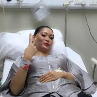 Belum kelar acara yang di Indosiar, Inul Daratista harus memohon pamit lantaran sudah tidak kuat menahan sakit. Inul menjalani perawatan lantaran kebiasaannya menahan pipis. (Instagram/inul.d)