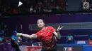 Tunggal putri Indonesia, Fitriani mengembalikan kok ke arah pemain India, Saina Nehwal di babak 16 besar Bulutangkis Tunggal Putri Asian Games 2018 di Istora Kompleks GBK, Sabtu (25/8). Fitriani menyerah 6-21, 14-21. (Liputan6.com/Helmi Fithriansyah)