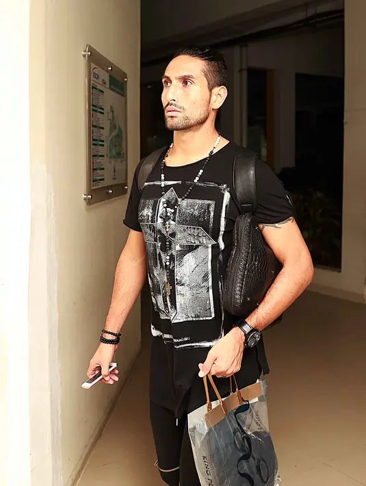 “Aku senang sudah bisa datang. Karena selama ini aku nggak bisa datang, karena aku lagi dalam kompetisi,” kata Gaston usai menjenguk. (Nurwahyunan/Bintang.com)