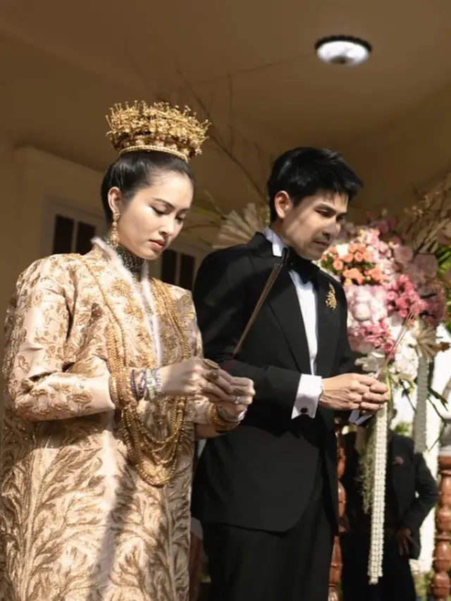Detail Busana Pengantin Transgender Nong Poy Bertabur Emas Murni dan Sarung Batik Jawa