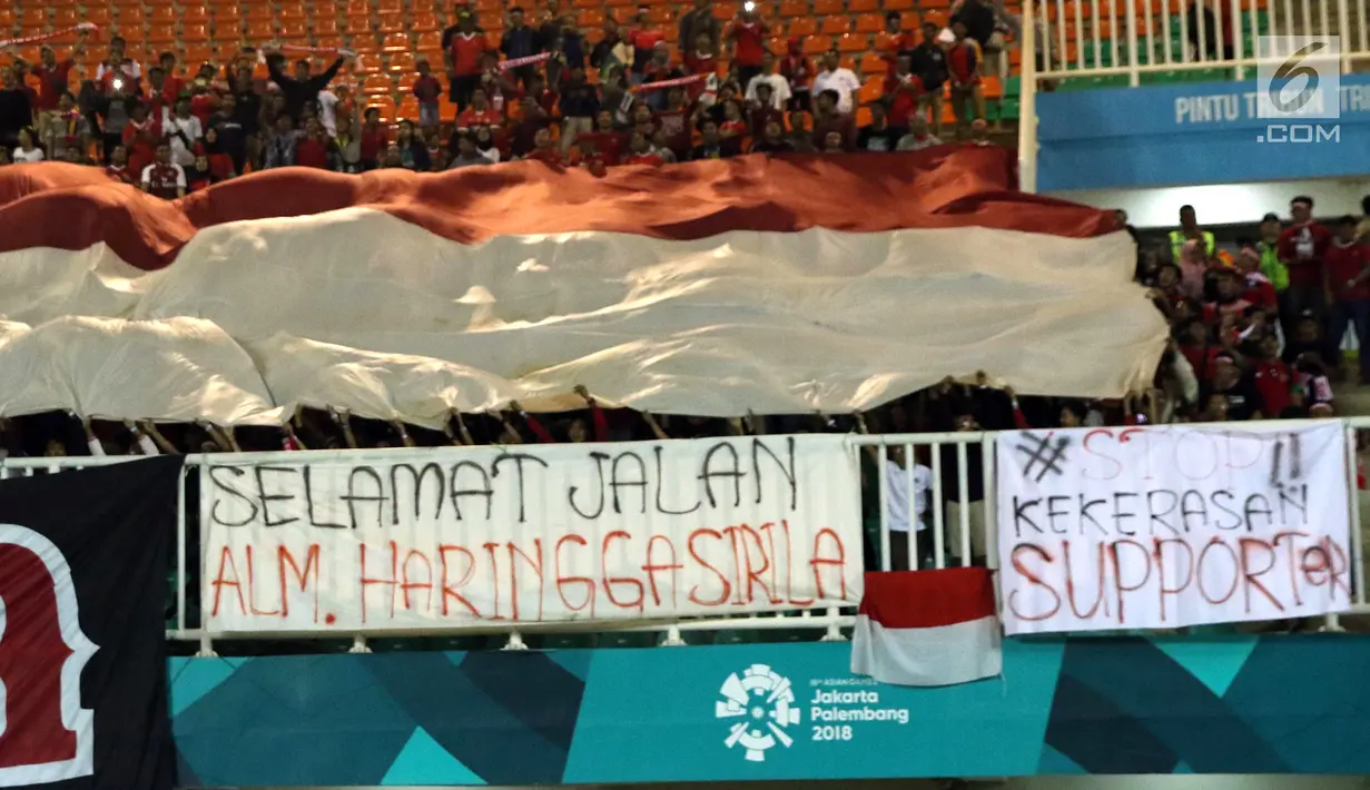 Spanduk keprihatinan terbentang di hadapan suporter yang menyaksikan laga Indonesia U-19 melawan China U-19 pada PSSI 88th U-19 International Tournament di Stadion Pakansari, Cibinong, Selasa (25/9). . (Liputan6.com/Helmi Fithriansyah)