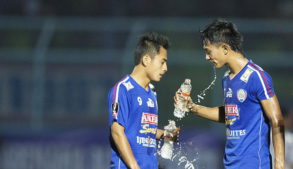 Striker Arema Cronus, Samsul Arif (kiri) beristirahat saat water break pada laga perempat final Piala Presiden 2015 melawan Bali United di Stadion Kanjuruhan, Malang, Sabtu (19/9/2015). (Bola.com/Vitalis Yogi Trisna)