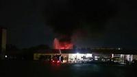 Petasan sisa Asian Games 2018 terbakar di gudang Mako Brimob Polda Sumsel (Liputan6.com / Nefri Inge)