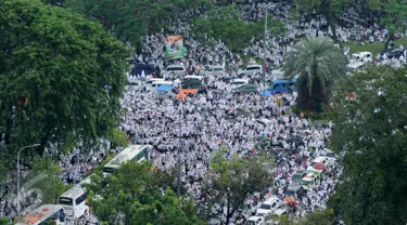 Massa aksi damai 2 Desember bersiap melaksanakan ibadah salat Jumat di luar Balai Kota DKI Jakarta, Jumat (2/12). Para peserta doa bersama tetap melaksanakan ibadah Shalat Jumat meskipun kondisi cuaca hujan. (Liputan6.com/Gempur M Surya)