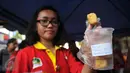 Petugas menunjukan temuan tahu berboraks saat inspeksi mendadak makanan berbuka puasa atau takjil di Bendungan Hilir, Jakarta, (10/6). Pedagang yang melakukan kecurangan akan diberi sangsi tegas untuk tidak berjualan. (Liputan6.com/Gempur M Surya)