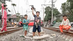 Anak-anak bermain di sekitar rel kereta api di kawasan Pademangan, Jakarta, Kamis (8/11). Kurangnya lahan bermain menyebabkan anak-anak tersebut bermain di tempat yang tidak semestinya dan membahayakan keselamatan. (Liputan6.com/Immanuel Antonius)