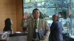  Pengacara Saipul Jamil, Nazarudin Lubis menyapa awak media saat memenuhi panggilan KPK di Jakarta, Selasa (28/6). Nazaruddin Lubis diperiksa sebagai saksi terkait suap kepada Panitera Pengganti PN Jakarta Utara, Rohadi. (Liputan6.com/Herman Zakharia)