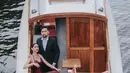 Di salah satu fotonya, Ayu dan calon suami berada di atas kapal yang berada di kanal. Wanita 25 tahun itu tampak menawan dan elegan dengan gaun berwarna merah. Sedangkan sang kekasih terlihat gagah dengan setelan jas berwarna hitam. (Liputan6.com/IG/@ayumaulida97)
