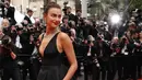 Model Rusia Irina Shayk berjalan di karpet merah saat tiba untuk menghadiri pemutaran film "Yomeddine" dalam Festival Film Cannes ke-71 di Cannes, Prancis (9/5). (Vianney Le Caer/Invision/AP)