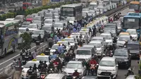 Arus lalu lintas di sepanjang tol dalam kota dan Jalan Gatot Subroto, Jakarta, mengalami kemacetan parah, Selasa (22/3). Ribuan sopir taksi memblokir jalan protokol tersebut hingga membuat kendaraan lain tidak bisa lewat. (Liputan6.com/Immanuel Antonius)