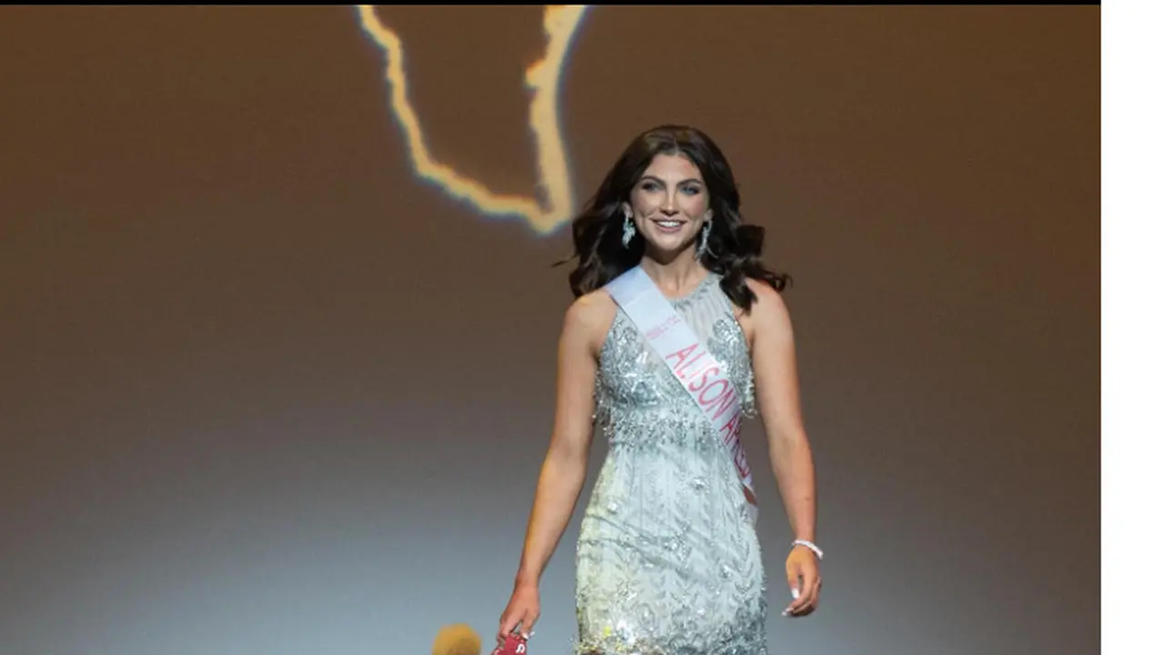 Alison Appleby, 17 tahun, menjuarai Miss Dallas Teen USA 2022 baru-baru ini dengan anjing penjaga setianya, Brady, tepat di sisinya.