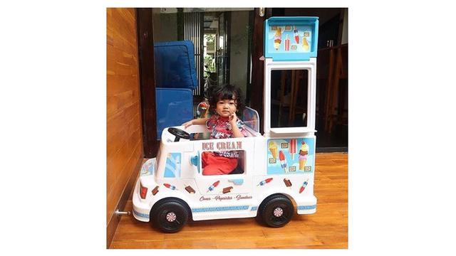 Anak Artis Ini Punya Mobil Mainan Mahal dan Mewah