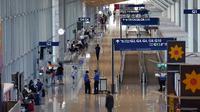 Pelancong menunggu penerbangan di Bandara Internasional Kuala Lumpur, Sepang, Malaysia, Jumat (1/4/2022). Mulai hari ini, Malaysia membuka perbatasannya untuk orang asing dan pelancong yang sudah divaksin COVID-19 lengkap tanpa harus menjalani karantina. (AP Photo/Vincent Thian)