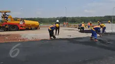 Sejumlah pekerja saat menyelesaikan pengaspalan jalan tol Cikapali, Cirebon, Jawa Barat, Kamis (6/5/2015).  Jalan tol sepanjang 116 km rencananya selesai pada pertengahan bulan Juni 2015 dan akan digunakan pada arus mudik. (Liputan6.com/Andrian M Tunay)