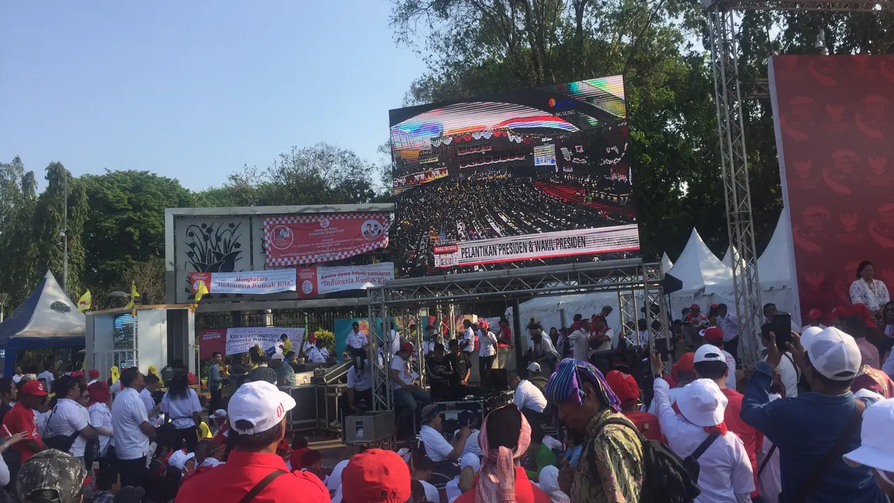 Relawan Jokowi-Ma'ruf nonton bareng acara pelantikan di Taman Pandang, Monas, Jakarta. (Liputan6.com/Muhammad Radityo Priyasmoro)