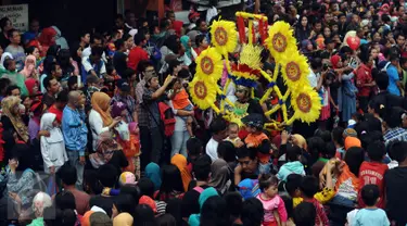 Peserta parade Pesta Rakyat Bogor melintas di tengah-tengah lautan massa yang memenuhi ruas Jalan Surya Kencana, Bogor, Senin (22/2/2016). Pesta Rakyat Bogor 2016 bersamaan dengan perayaan  Cap Go Meh di Kota Bogor. (Liputan6.com/Helmi Fithriansyah)