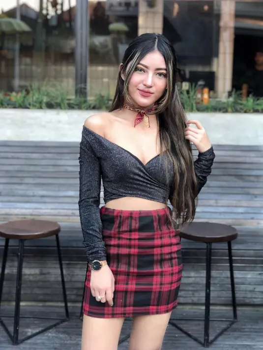 Si cantik yang satu ini juga hobi memamerkan tubuh seksinya. Kali ini ia memakai mini skirt bermotif kotak-kotak merah serta atasan warna abu-abu yang memperlihatkan bagian dadanya. (Instagram/tanayalyssia)