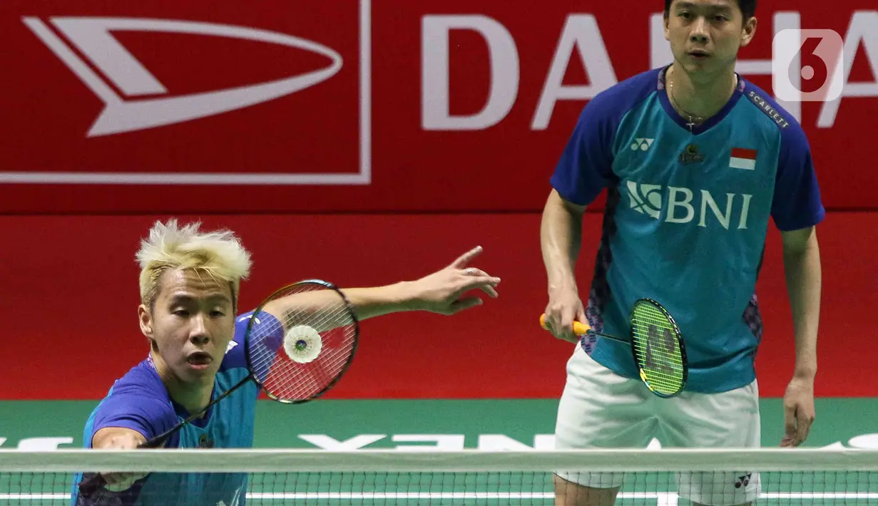 Pebulu tangkis ganda putra Indonesia Kevin Sanjaya/Marcus Gideon saat melawan pebulu tangkis ganda putra China Liu Yu Chen/Ou Xuan Yi pada babak 16 besar turnamen Daihatsu Indonesia Masters 2023 di Istora Senayan, Jakarta, Kamis (26/1/2023). The Minions gagal lolos ke babak selanjutnya karena memutuskan untuk mundur atau retired pada set ketiga akibat cedera yang dialami Marcus Gideon saat ganda China unggul dengan skor 19 - 21, 21-8, dan 11-6. (Liputa6.com/Herman Zakharia)