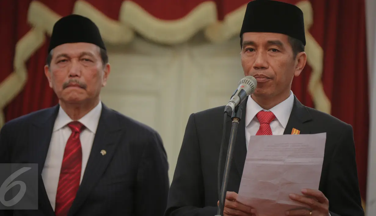 Presiden Jokowi (kanan) saat memberikan pernyataan pers terkait kecelakaan Pesawat Trigana di Papua, Jakarta, Senin (17/8/2015). Presiden telah menugaskan tim taktis untuk mengevakuasi Pesawat Trigana Air yang jatuh. (Liputan6.com/Faizal Fanani)