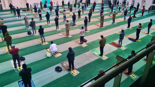 6 Potret Salat Tarawih di Berbagai Wilayah Saat Pandemi, Tetap Jaga Jarak
