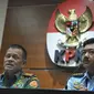 Panglima TNI Jenderal TNI Gatot Nurmantyo (kiri) bersama KSAU Marsekal TNI Hadi Tjahjanto memberikan konferensi pers kasus dugaan korupsi pembelian Helikopter Agusta Westland (AW) 101 di Gedung KPK, Jakarta, Jumat (26/5). (Liputan6.com/Helmi Afandi)