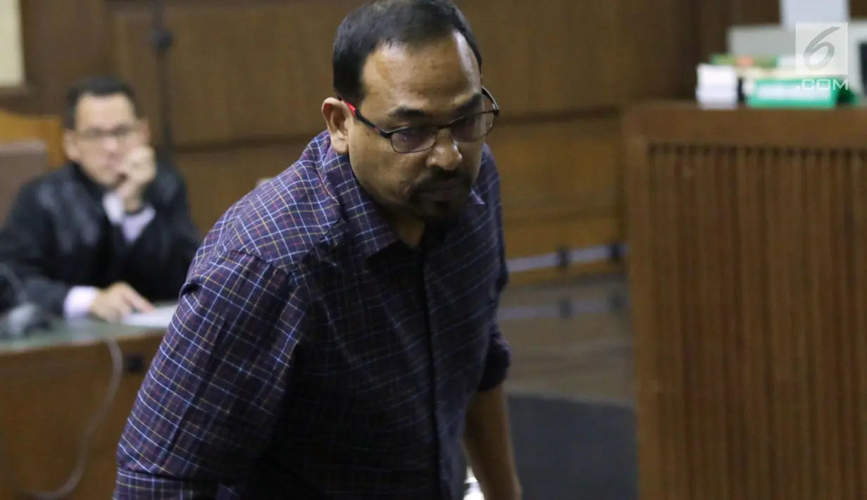 Terdakwa dugaan suap proyek sistem penyediaan air minum (SPAM) di Kementerian PUPR, Teuku M Nazar saat menjalani sidang perdana di Pengadilan Tipikor, Jakarta, Rabu (15/5/2019). Sidang mendengar pembacaan dakwaan dari Jaksa KPK. (Liputan6.com/Helmi Fithriansyah)