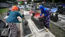 Sejumlah peziarah menaburkan bunga di makam kerabatnya saat ritual Nyadran di dusun Kledokan, Selomartani,Sleman, Kamis (2/6). Nyadran merupakan ritual berziarah dan mengirim doa ke makam leluhur menjelang bulan Ramadan. (Liputan6.com/Boy Harjanto)