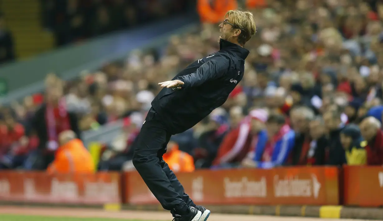 Pelatih Liverpool, Juergen Klopp memberikan arahan kepada anak asuhnya saat bertanding melawan Bournemouth pada laga Piala Liga Inggris di Stadion Anfield, Inggris, Rabu (28/10/2015). (Reuters/Eddie Keogh)