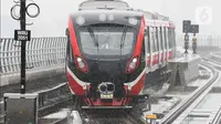 Kereta ringan atau Light Rail Transit (LRT) Jabodebek melintas di Jakarta, Kamis (6/7/2023). (Liputan6.com/Herman Zakharia)