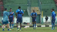 Pelatih Persib Robert Rene Alberts memberikan instruksi kepada pemainnya dalam sesi latihan di Stadion Siliwangi, Jumat (21/2/2020). (Liputan6.com/Huyogo Simbolon)