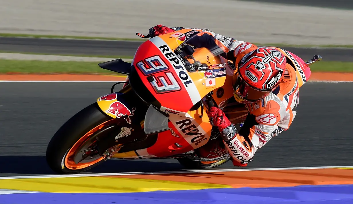Pebalap Repsol Honda, Marc Marquez, berada di posisi kedua dengan catatan waktu 1 menit 29,741 detik pada sesi kualifikasi MotoGP Valencia, Sabtu (12/11/2016). (AFP/Jose Jordan)