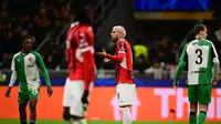 Theo Hernandez tidak percaya dirinya mendapat kartu merah pada laga leg kedua antara Feyenoord kontra AC Milan. (Marco BERTORELLO / AFP)