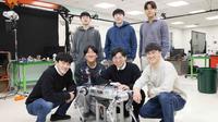 KAIST Robotics &amp; Artificial Intelligence Lab Team dengan Profesor Hwangbo di tengah baris belakang. Kredit:&nbsp;KAIST Robotics &amp; Artificial Intelligence Lab
