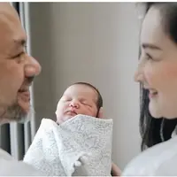 6 Potret Menggemaskan Numa, Anak Keempat Mona Ratuliu dan Indra Brasco (Sumber: Instagram/@monaratuliu)
