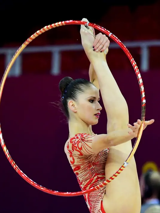Atraksi dari atlet Bulgaria, Neviana Vladinova saat tampil dalam kejuaraan Senam Ritmik Eropa ke-33 di Budapest, Hungaria (19/5). (AFP Photo/Attila Kisbenedek)