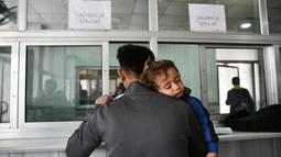 Warga Suriah yang datang dari Turki melewati penyeberangan Bab al-Salame di kota perbatasan Azaz di utara provinsi Aleppo yang dikuasai pemberontak, Senin (18/4/2022). Mereka akan menghabiskan hari-hari terakhir Ramadhan dan liburan Idul Fitri bersama keluarga di Suriah. (Rami al SAYED/AFP)