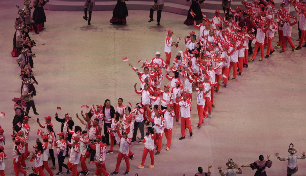 Kontingen Indonesia melintas saat upacara pembukaan SEA Games 2019 di Philipine Arena Bulacan, Manila, Sabtu (30/11). Pesta olahraga se-Asia Tenggara ini akan berlangsung hingga 11 Desember. (Bola.com/M Iqbal Ichsan)