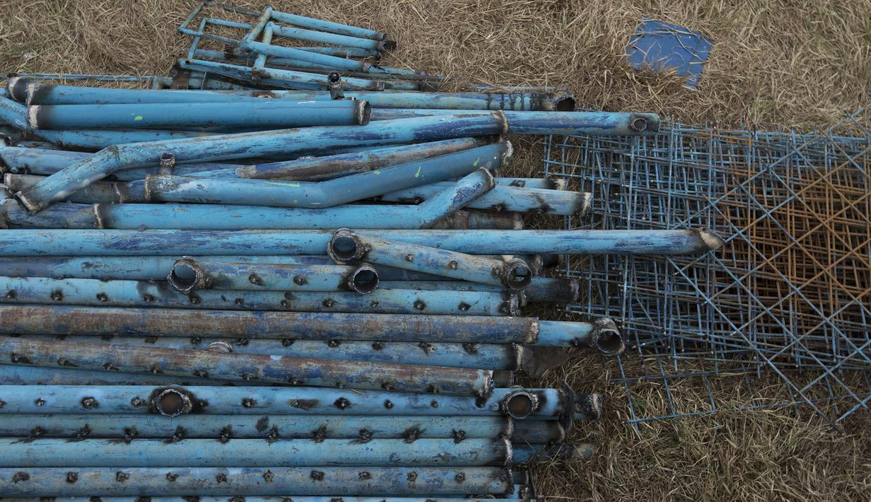 Bagian-bagian dari Stadion Lebak Bulus yang sedang dalam proses pembongkaran, Jumat (24/7/2015). (Bola.com/Vitalis Yogi Trisna)