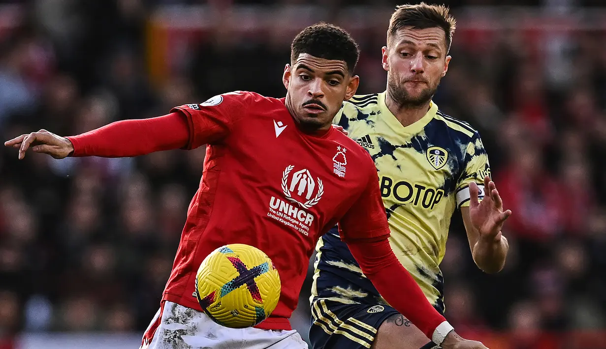 Gelandang serang Inggris, Morgan Gibbs-White (depan) yang berusia 23 tahun dan baru semusim membela Nottingham Forest ini tercatat dalam deretan pemain termahal di ajang Euro U-21 2023 dengan memiliki nilai pasar 40 juta euro atau setara Rp657 miliar. Pemain yang belum memiliki caps bersama timnas senior ini hingga kini telah bermain dalam 14 laga bareng Timnas U-21 Inggris dengan torehan 2 gol dan 4 assist. (AFP/Paul Ellis)