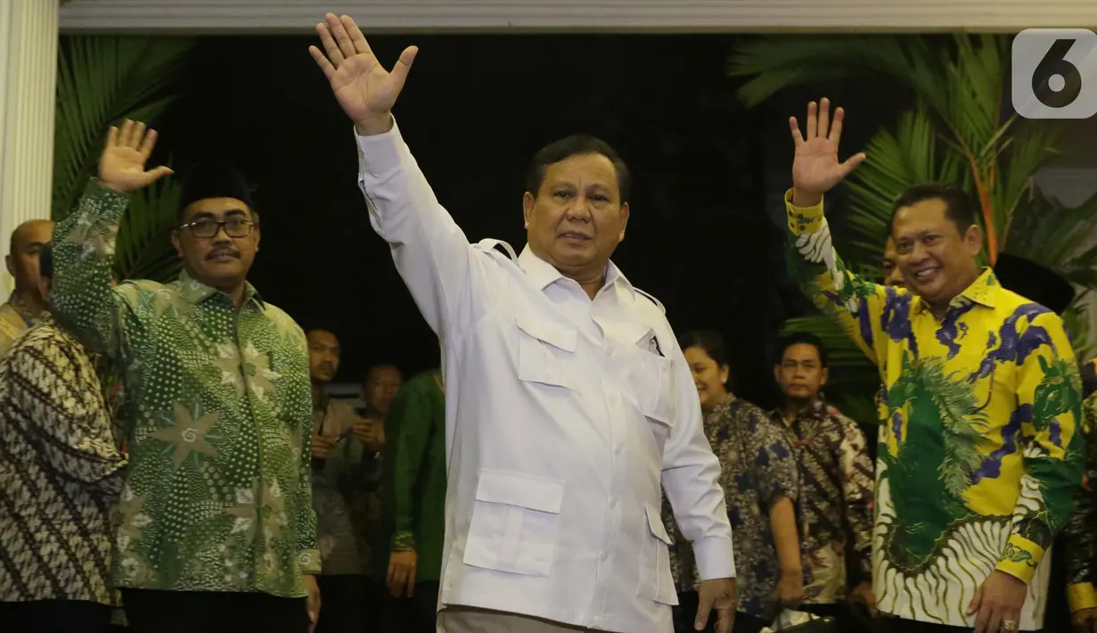 Ketua Umum Partai Gerindra, Prabowo Subianto (tengah) dan Ketua MPR RI, Bambang Soesatyo (kanan) melambaikan tangan usai pertemuan bersama pimpinan MPR di Jakarta, Jumat (11/10/2019). Pertemuan berlangsung tertutup. (Liputan6.com/Helmi Fithriansyah)