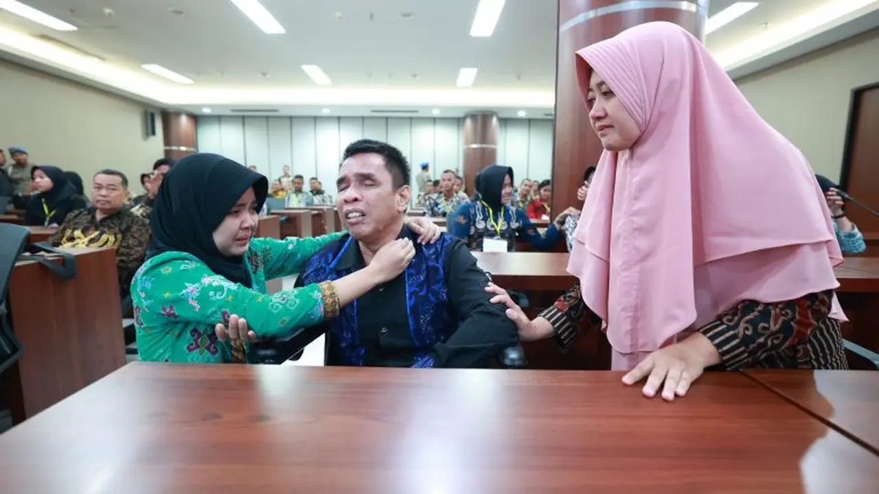 Aqiella Nadya Shafwah tak kuasa menahan tangis usai dinyatakan lolos Sekolah Polisi Wanita Lembaga Pendidikan dan Latihan (Sepolwan Lemdiklat) Polri 2024. (Istimewa)