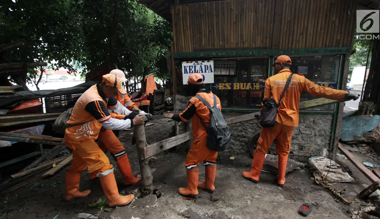 Petugas Penanganan Sarana dan Prasarana Umum (PPSU) DKI Jakarta membongkar lapak pedagang di kawasan Danau Sunter, Jakarta Utara, Jumat (19/1). Penataan ini dilakukan untuk mendukung Festival Danau Sunter pada Februari 2018. (Liputan6.com/Arya Manggala)