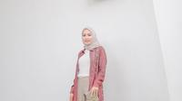 Outer panjang bermotif dan celana flare yang chic (Sumber: BukaReview)