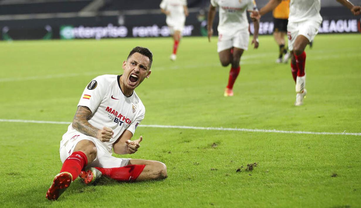 Pemain Sevilla, Lucas Ocampos, melakukan selebrasi usai mencetak gol ke gawang Wolverhampton Wanderers pada perempat final Liga Europa, Selasa (11/8/2020). Sevilla menang dengan skor 1-0. (Friedemann Vogel, Pool Photo via AP)