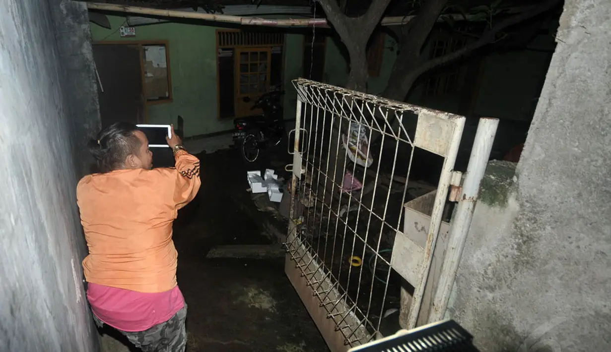 Selasa malam (24/6/14), Densus 88 Anti Teror Mabes Polri menangkap terduga teroris, Akbar alias Muri alias Donal (28) di sebuah rumah kawasan Cipayung, Jakarta. (Liputan6.com/Johan Tallo)