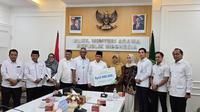 Wakil Menteri Agama Romo H. R. Muhammad Syafii bersama Direktur Kepesertaan BPJS Ketenagakerjaan Eko Nugriyanto menyerahkan santunan BPJS Ketenagakerjaan senilai Rp42 juta kepada keluarga almarhum Budi Iskandar Pulungan, petugas haji 1446 H/2025 M yang wafat usai bertugas. (Sumber: BPJS Ketenagakerjaan)