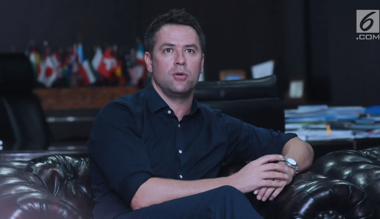 Mantan pemain klub Liverpool, Michael Owen menyimak pertanyaan saat bertemu Sesmenpora, Gatot S Dewa Broto di kantor Kemenpora, Jakarta, Senin (5/2). Bersama timnas Inggris, Owen mencetak 40 gol dalam 89 pertandingan. (Liputan6.com/Helmi Fithriansyah)