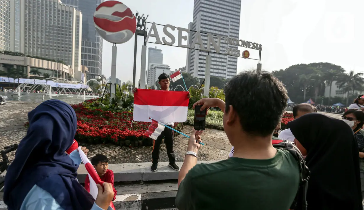 Luapan kebahagiaan menyambut HUT RI diungkapkan warga dengan berbagai macam perlombaan dan hiasan Merah Putih yang identik dengan warna bendera nasional Indonesia. (Liputan6.com/Faizal Fanani)