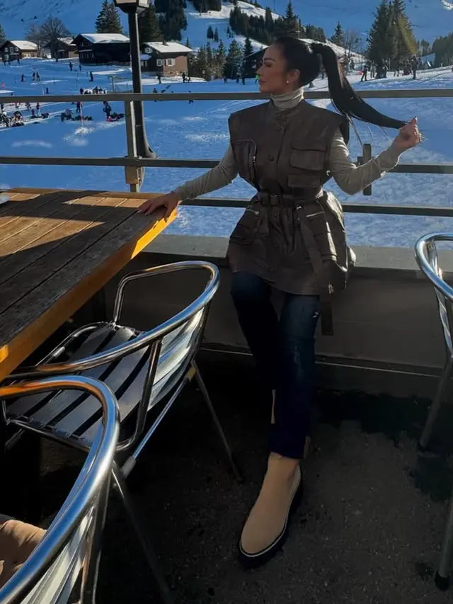 Liburan Akhir Tahun Keluarga Krisdayanti di Swiss. [@krisdayantilemos]